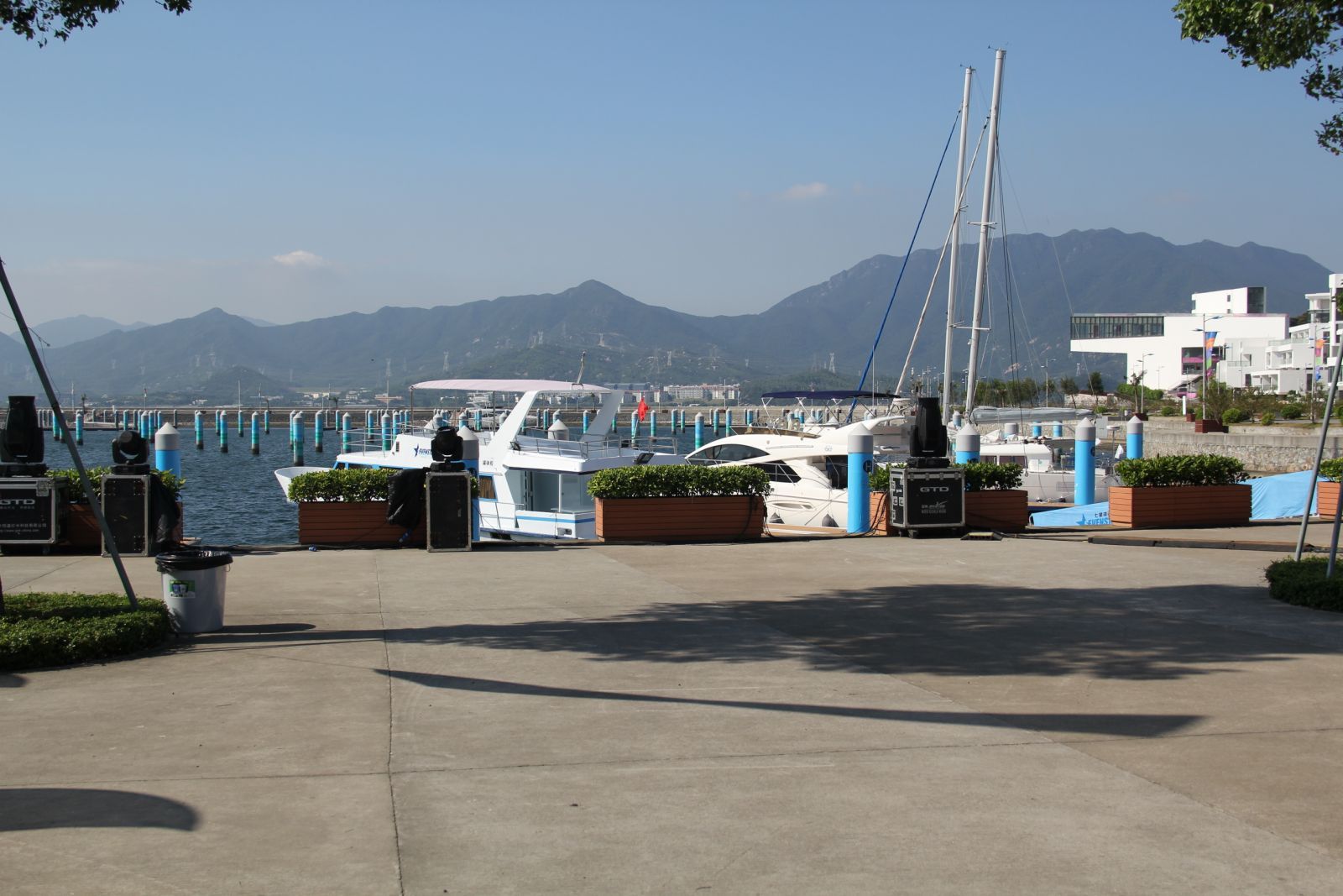 新时代学校携世界潜水小姐助阵深圳大鹏杯帆船赛