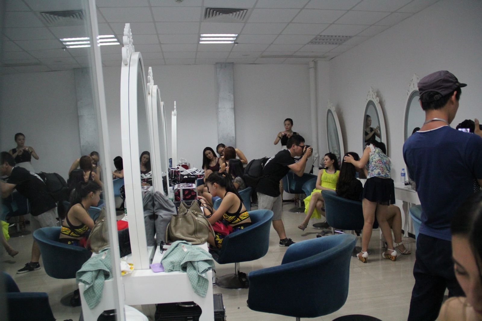 新时代学校携世界潜水小姐助阵深圳大鹏杯帆船赛