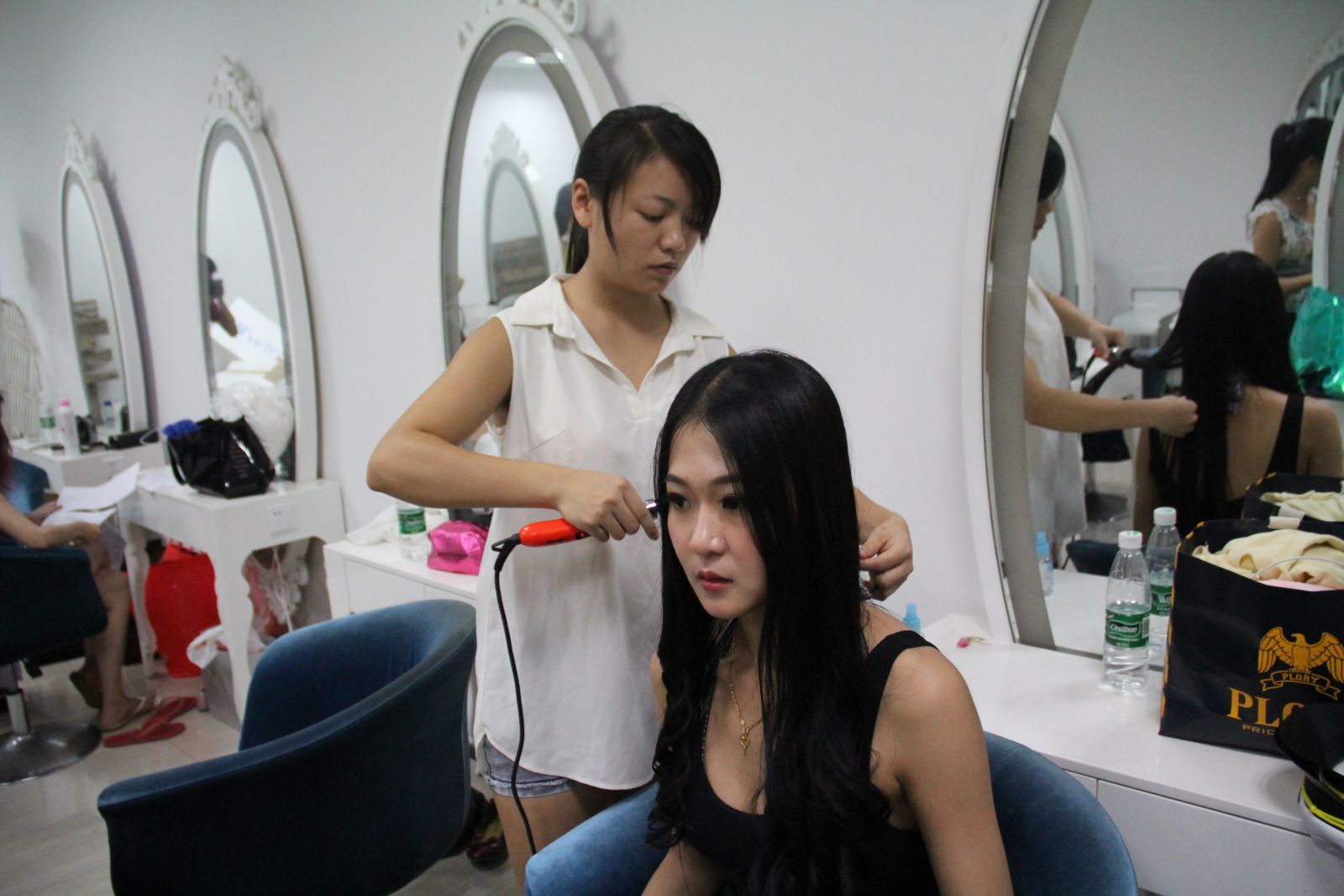 新时代学校携世界潜水小姐助阵深圳大鹏杯帆船赛