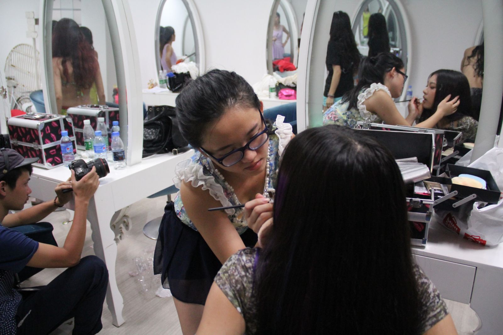 新时代学校携世界潜水小姐助阵深圳大鹏杯帆船赛