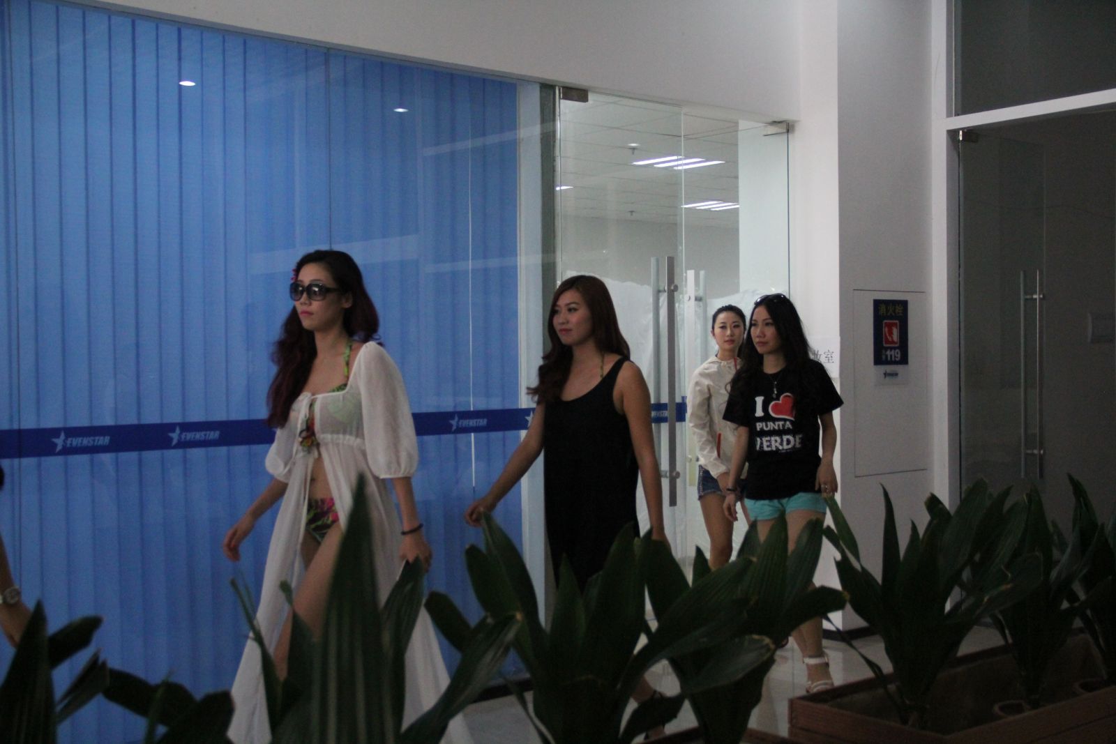 新时代学校携世界潜水小姐助阵深圳大鹏杯帆船赛