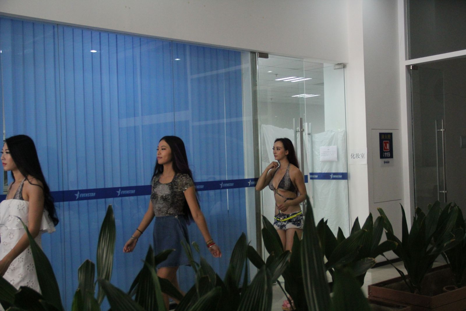 新时代学校携世界潜水小姐助阵深圳大鹏杯帆船赛