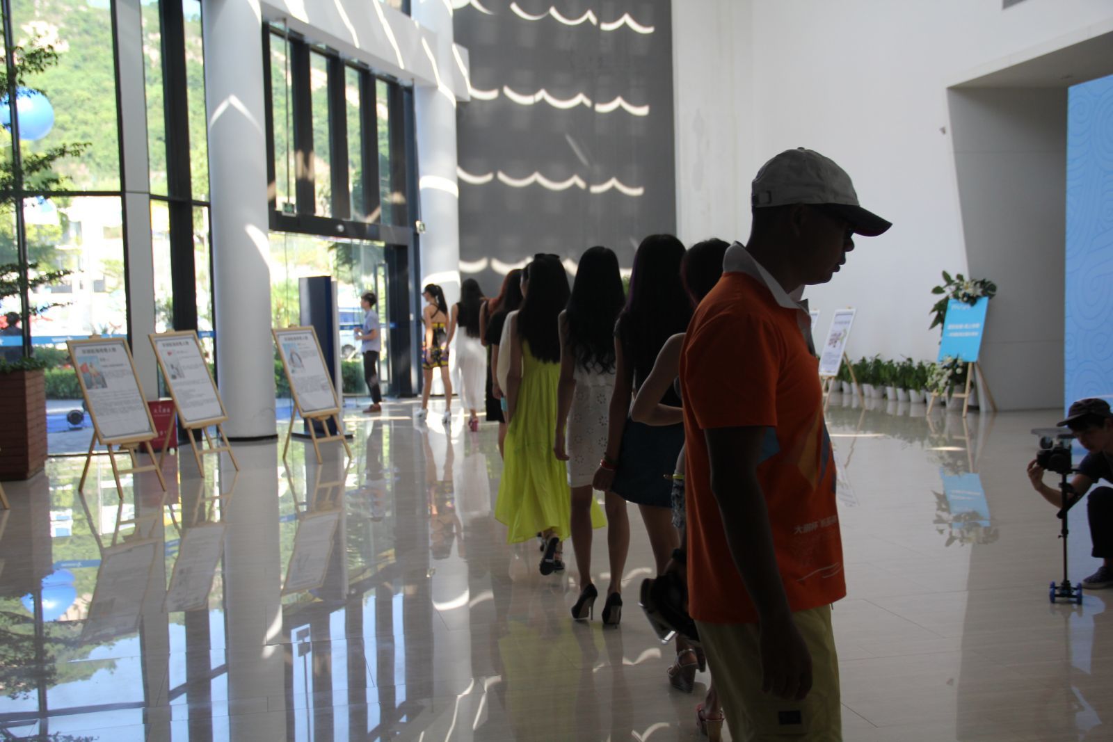 新时代学校携世界潜水小姐助阵深圳大鹏杯帆船赛