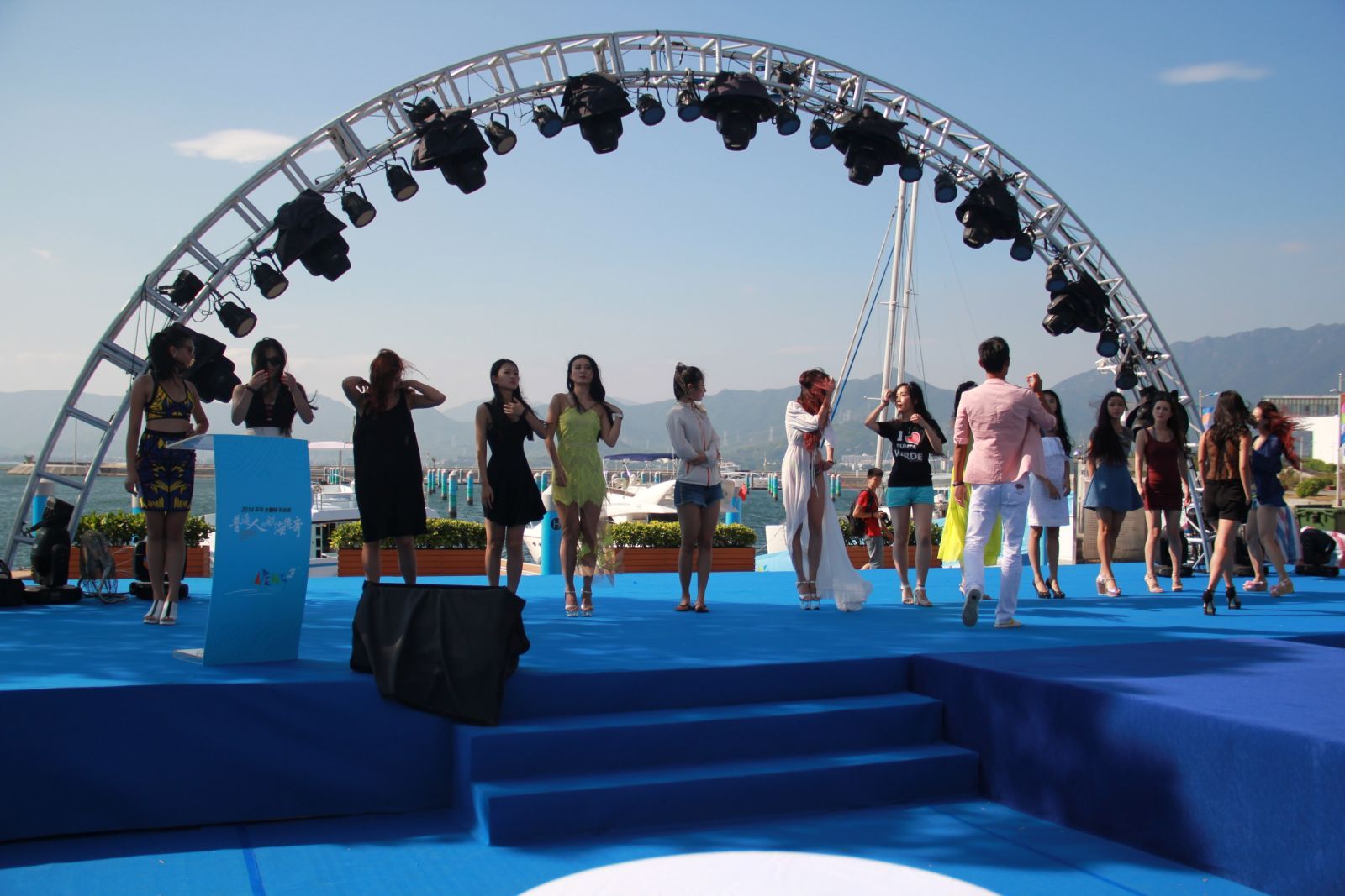 新时代学校携世界潜水小姐助阵深圳大鹏杯帆船赛