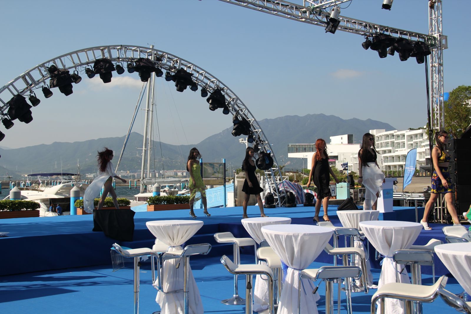 新时代学校携世界潜水小姐助阵深圳大鹏杯帆船赛