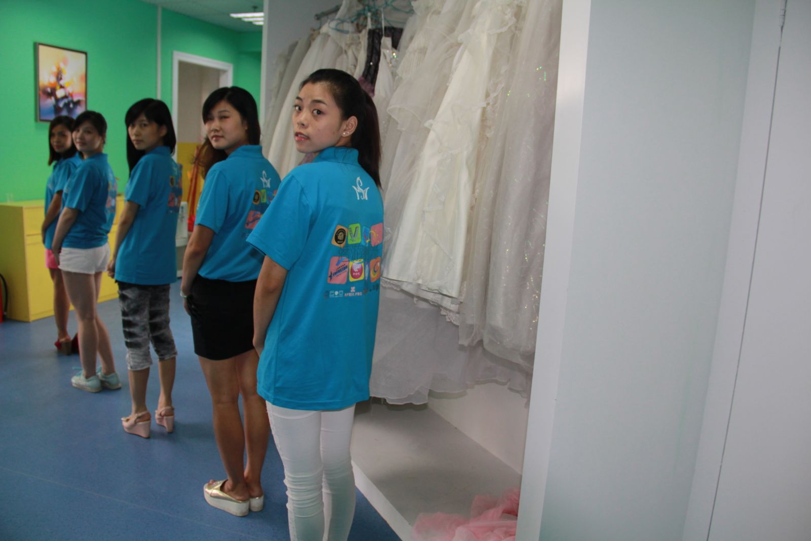 新时代学校携世界潜水小姐助阵深圳大鹏杯帆船赛