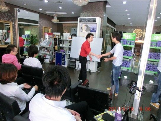 纤手美发店的员工感谢刘飞老师为他们分享经验