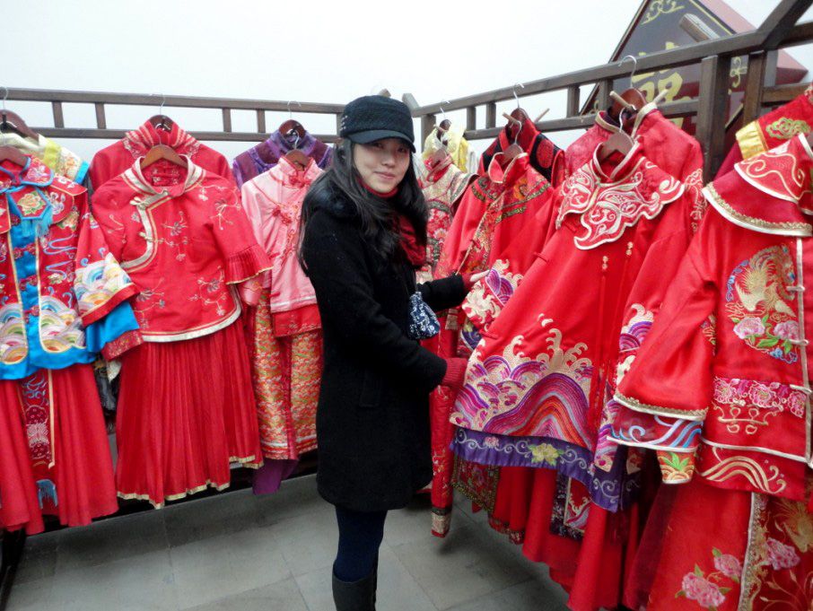 深圳新时代学校老师正在参观古装拍摄服饰