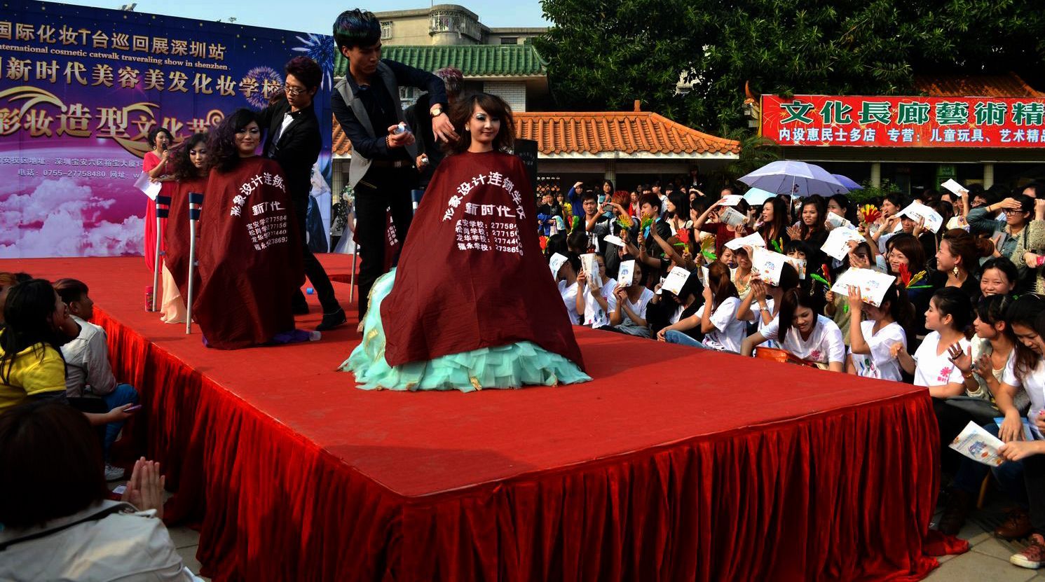 深圳美发学校,新时代美发班学员正在表演发型造型秀