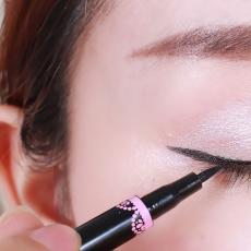 深圳新时代化妆培训——简单的眼线的化妆技！